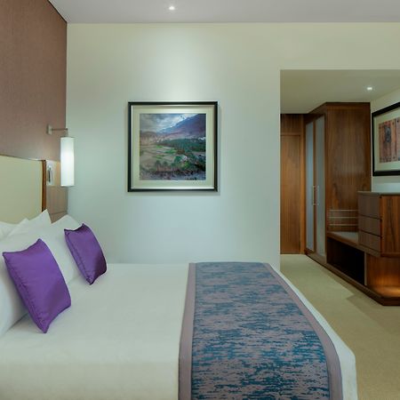 Hotel Crowne Plaza Muscat Ocec By Ihg Exterior foto