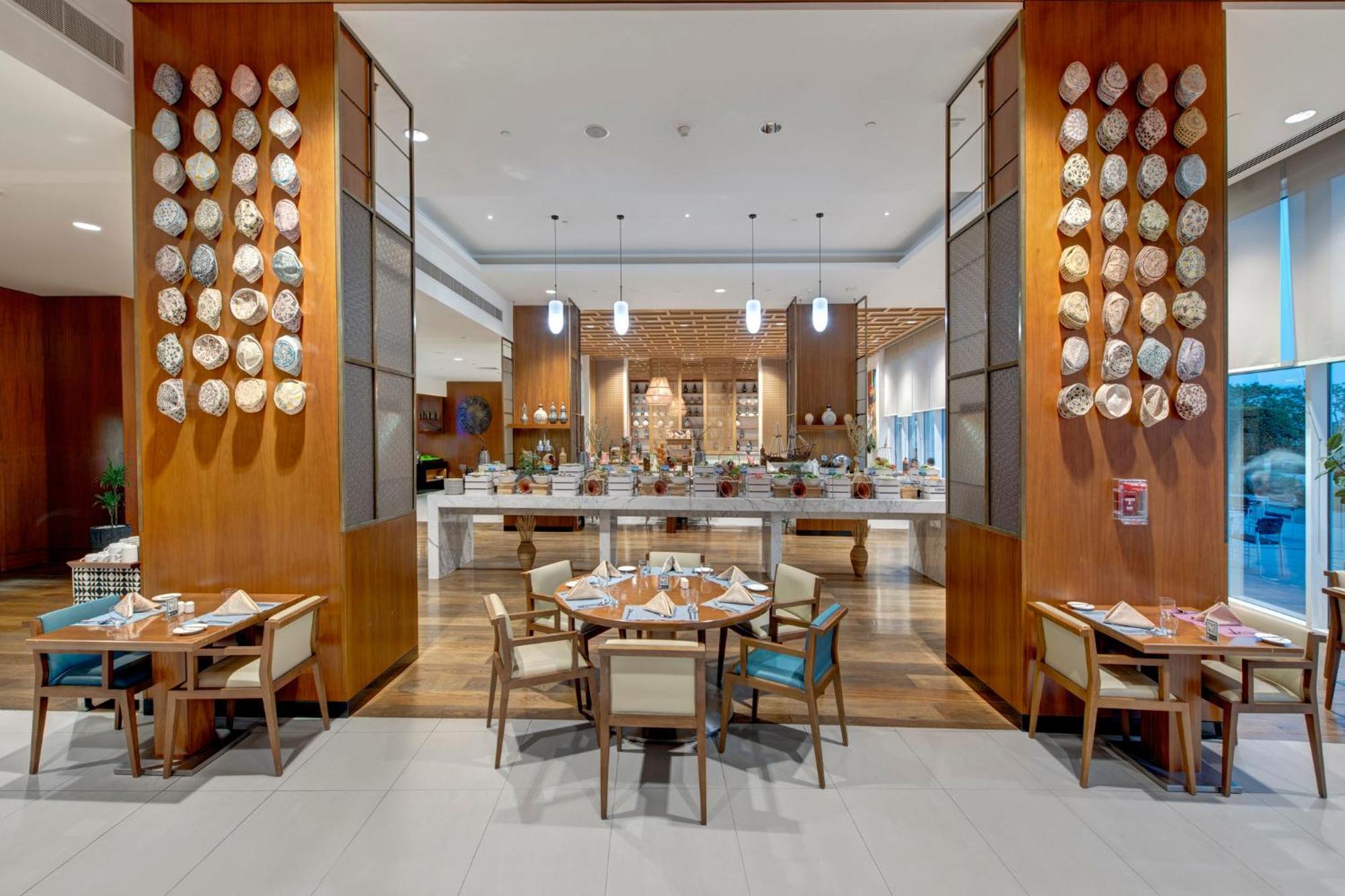 Hotel Crowne Plaza Muscat Ocec By Ihg Exterior foto