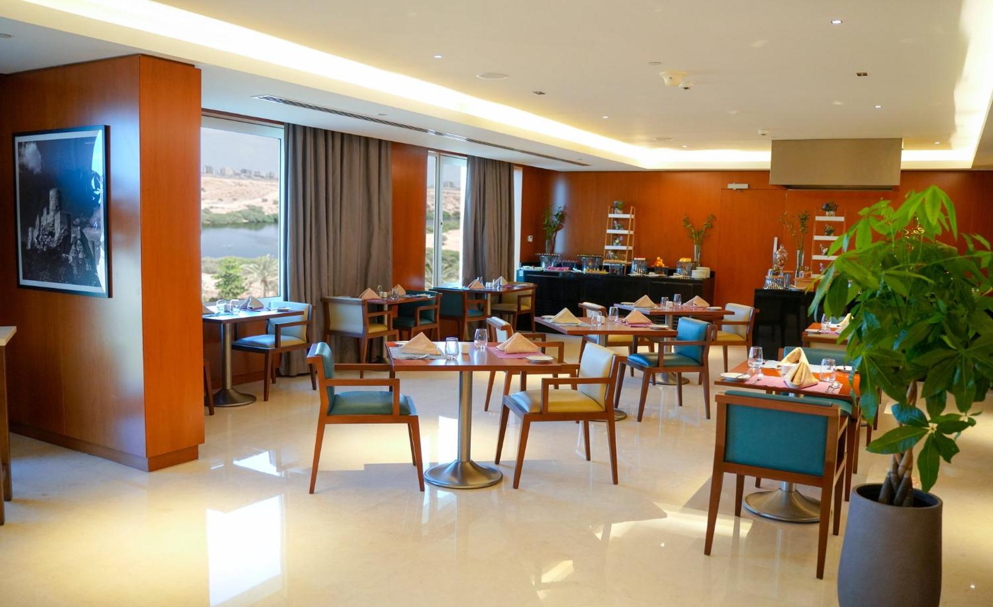 Hotel Crowne Plaza Muscat Ocec By Ihg Exterior foto